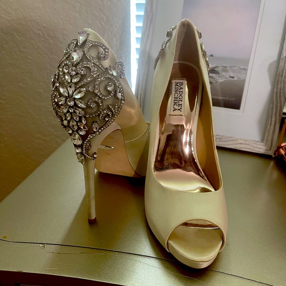 Mischka Badgley, size 8:5 color ivory.